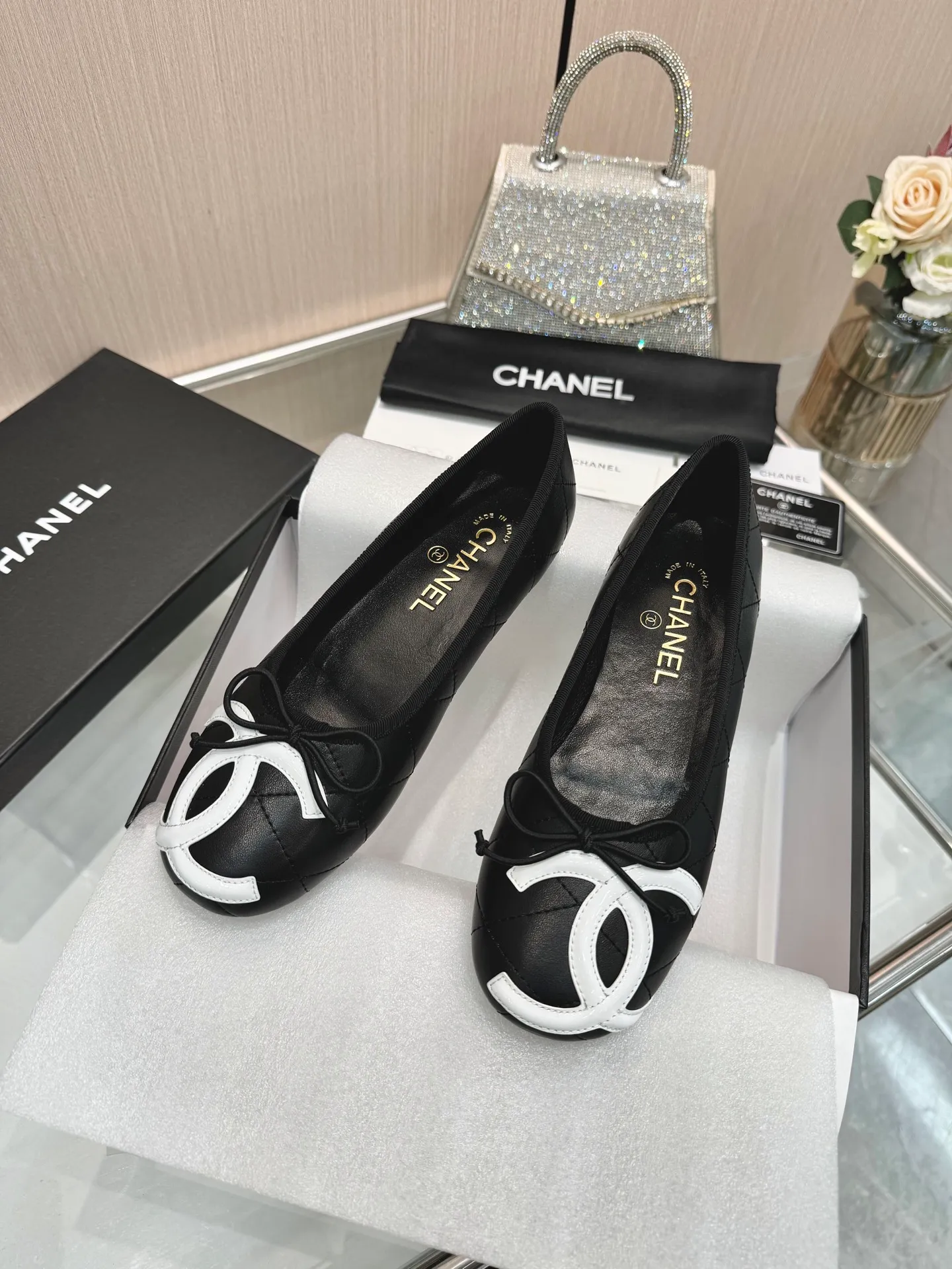 👟👟Ex-factory price 500👟👟 | ²⁰²5 𝐬𝐬 🤍🤎𝐂𝐇𝐀𝐍𝐄𝐋Chanel 26A catwalk style handmade Mary Jane women's shoes. Ballet shoes are so amazing, the bow pattern is so cute! Even if I don’t wear flat shoes, I can’t resist the temptation! The second recommended pair of Chanel logo women's shoes has great texture and is versatile. It is made of lambskin and has an original two-color outsole. Size: 35-40 (41 can be customized and cannot be returned or exchanged)